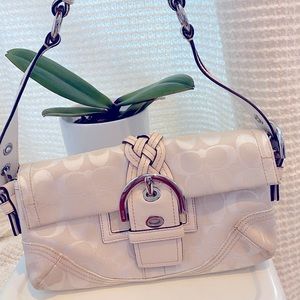 White Coach Purse. Suede & Leather details.